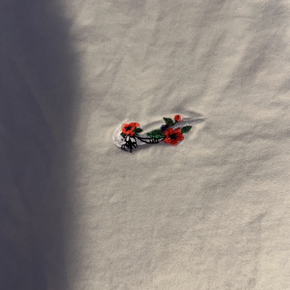 Nike flower shirt - Picture 2 of 5